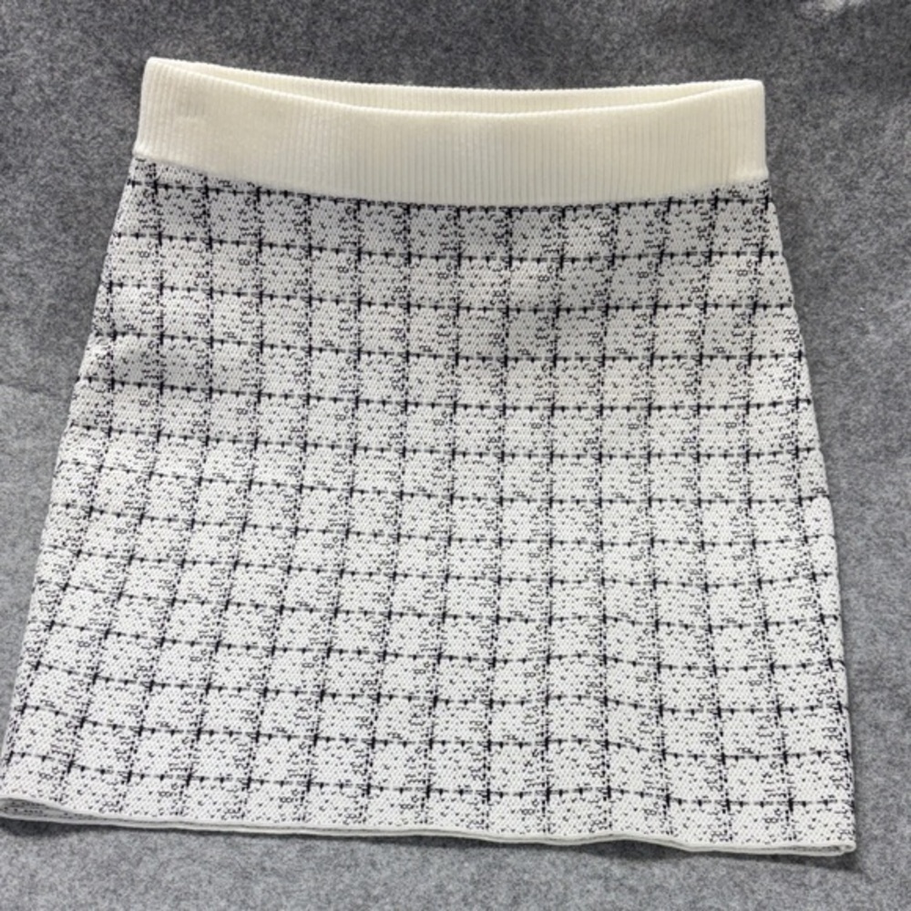 Aritzia Babaton Lenzing Ecovero viscose blk white pull on tweed looking skirt